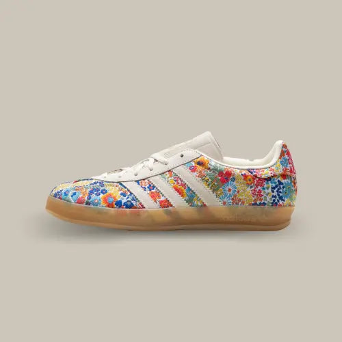 La Adidas Gazelle Indoor Liberty London Floral Embroidery est bien plus qu'une simple sneaker : c’est une véritable œuvre d'art à porter aux pieds ! Issue de la collaboration entre Adidas et la maison britannique Liberty London, cette édition spéciale revisite l'iconique Gazelle avec un design floral éclatant qui respire l'élégance et la créativité. L'empeigne en cuir blanc est sublimée par des broderies multicolores inspirées des motifs emblématiques de Liberty.