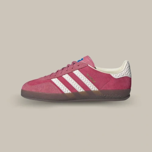 Adidas Gazelle Indoor Pink Cloud White rose avec 3-Stripes blanches et semelle gomme translucide, vue de profil – disponible sur OFFSNEAKZ.