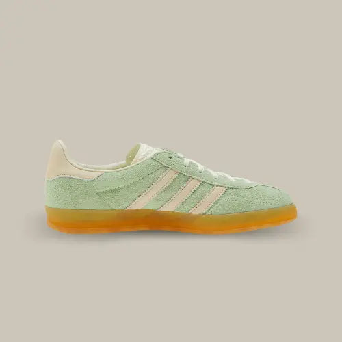 La Adidas Gazelle Indoor Semi Green Spark de côté avec son coloris vert pâle et ses trois bandes en cuir jaune pâle accordées au heel tab et à la languette.