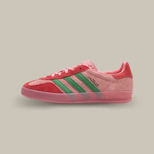 La Adidas Gazelle Indoor Semi Pink Spark Preloved Scarlet vue de côté avec son coloris rose et rouge et ses trois bandes vertes.