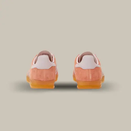 L'arrière de la Adidas Gazelle Indoor Wonder Clay avec son heel tab de couleur blanc.
