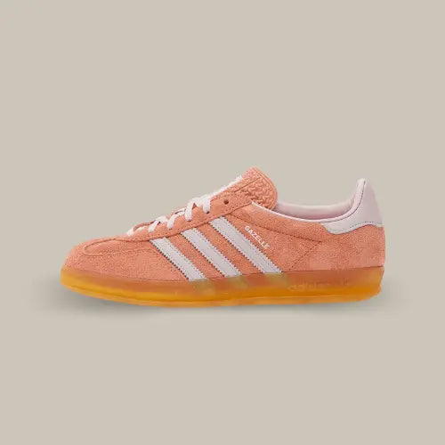 La Adidas Gazelle Indoor Wonder Clay vue de côté avec son coloris orange et ses trois bandes rose pâle accordées au heel tab. 