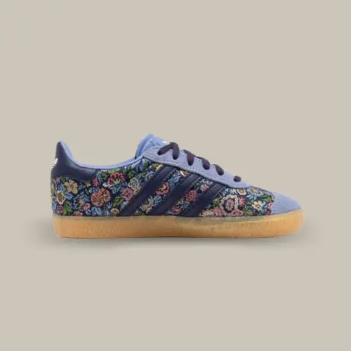 La Adidas Gazelle Liberty London Floral Embroidery vue de côté avec sa base rempli de fleurs tissés et ses trois bande bleu accordées au heel tab.