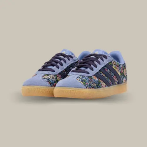 L’iconique Adidas Gazelle se réinvente avec élégance dans cette édition limitée née de la collaboration avec Liberty London. Véritable hommage au style britannique, cette version Floral Embroidery habille la silhouette rétro de la Gazelle d’un somptueux tissu brodé de motifs floraux multicolores, apportant une touche artistique et raffinée à votre look. Son daim bleu lavande, ses trois bandes Adidas en cuir marine et sa semelle en gomme texturée créent un contraste visuel audacieux et intemporel.