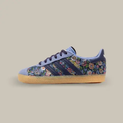 La Adidas Gazelle Liberty London Floral Embroidery vue de côté avec sa base rempli de fleurs tissés et ses trois bande bleu accordées au heel tab.