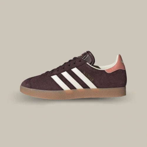 Adidas Gazelle Shadow Brown en suède marron avec 3-Stripes Cream White, talon rose et semelle gomme, vue de profil – disponible sur OFFSNEAKZ.