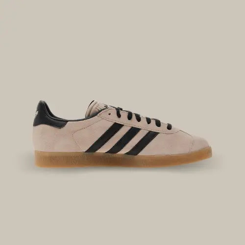 La Adidas Gazelle Wonder Taupe Night Indigo vue de côté avec son coloris taupe et ses trois bandes en cuir noir accordées au heel tab.