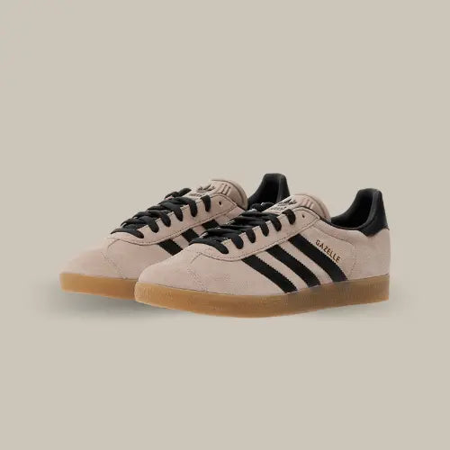 La Adidas Gazelle Wonder Taupe Night Indigo possède une base en suède couleur taupe avec les trois célèbres bandes en cuir noir accordées au heel tab. L'emblématique semelle en gomme de caoutchouc vient parfaire cette magnifique paire de basket tendance !