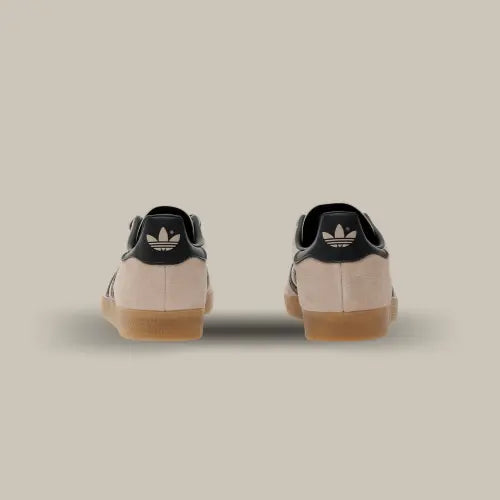 L'arrière de la Adidas Gazelle Wonder Taupe Night Indigo avec le talon en cuir noir.