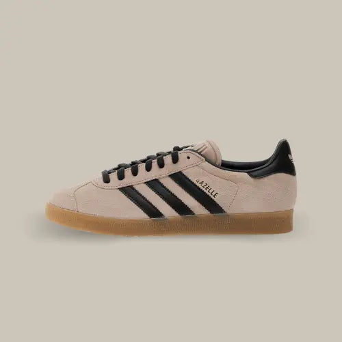 La Adidas Gazelle Wonder Taupe Night Indigo vue de côté avec son coloris taupe et ses trois bandes en cuir noir accordées au heel tab.