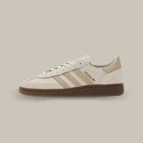 La Adidas Handball Spezial Aluminum Wonder Beige vue de côté avec sa base beige et ses trois bandes de couleur gris foncé accordées au heel tab.
