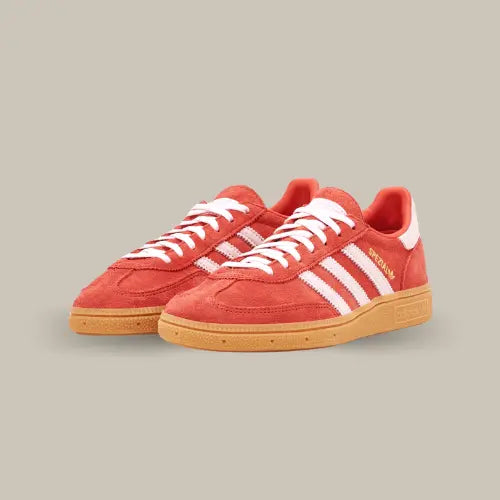 La Adidas Handball Spezial Bright Red Clear Pink possède une base en suède rouge avec les trois bandes rose pâle accordées au heel tab. L'écriture "Spezial" couleur or donne une touche de classe. On retrouve la célèbre semelle en gomme pour parfaire cette magnifique Adidas.