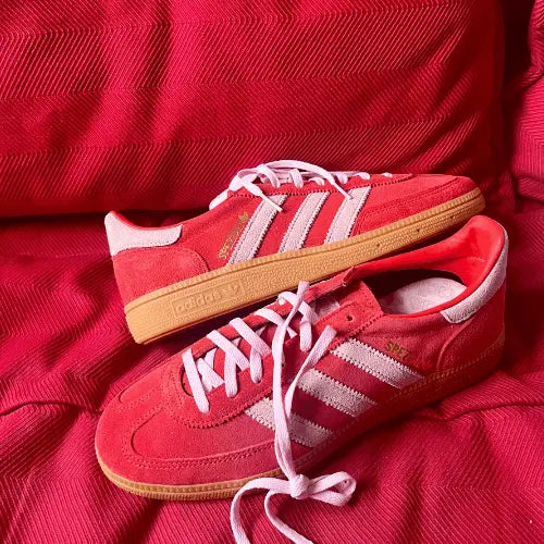 Image de présentation de la Adidas Handball Spezial Bright Red Clear Pink.