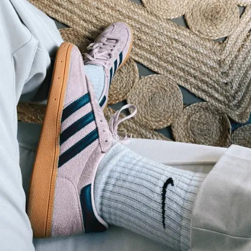 La Adidas Handball Spezial Clear Pink aux pieds.