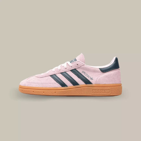 La Adidas Handball Spezial Clear Pink de coté avec sa tige en suède rose clair, ses trois bandes en cuir noir assorti au talon et sa semelle en gomme.