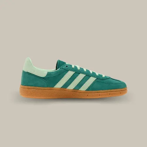 La Adidas Handball Spezial Collegiate Green Semi Green Spark de coté avec sa base en daim composé d'un ensemble de coloris vert.