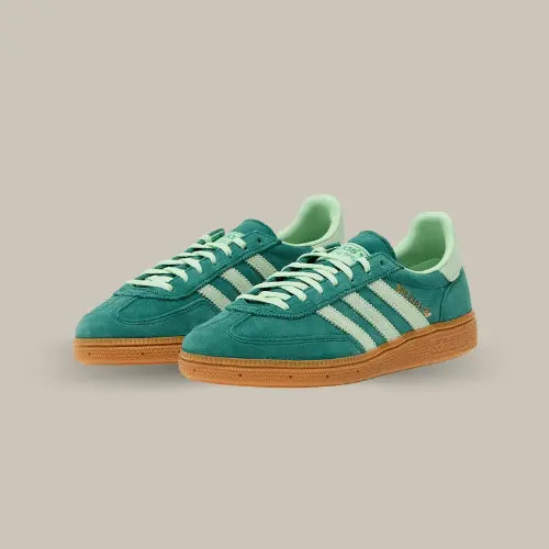 La Adidas Handball Spezial "Collegiate Green Semi Green Spark" est une sneaker qui s'inscrit parfaitement dans la lignée des chaussures classiques d'Adidas, avec un design qui puise son inspiration dans le modèle original des années 1970. Cette version spécifique présente un coloris vert, avec une tige en daim qui lui confère une esthétique vintage distincte.