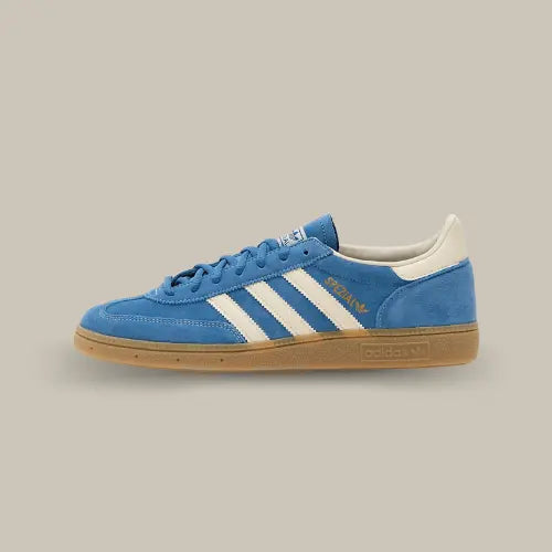 La Adidas Handball Spezial Core Blue Cream White Crystal White vue de côté avec son coloris bleu ciel et ses trois bandes couleur crème.