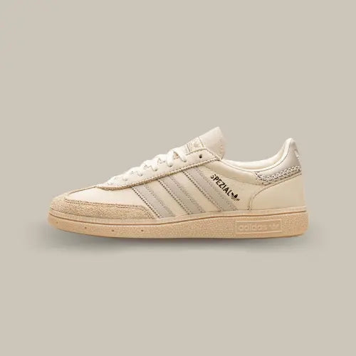 La Adidas Handball Spezial Cream White Beige vue de côté avec sa base en cuir crème et ses trois bandes ton sur ton accordées au heel tab. Le logo "Spezial" couleur or vient donner un côté luxe à la chaussure.
