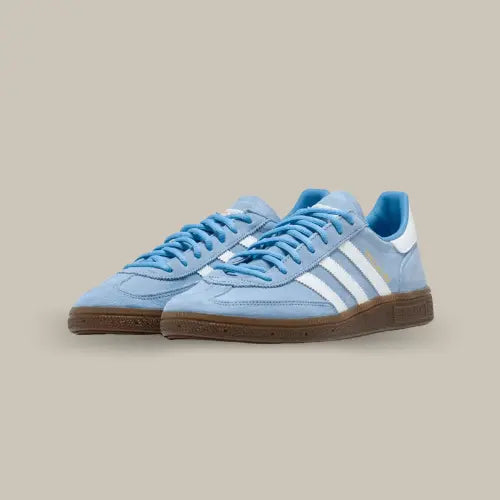 La Handball Spezial s'inspire des chaussures de handball des années 70 et 80, une époque où le sport et le style se sont fusionnés de manière inimitable.  L'une des caractéristiques les plus marquantes de la Handball Spezial Light Blue est son design minimaliste. La tige en suède de couleur bleu clair est rehaussée par les trois bandes emblématiques d'Adidas de couleur blanche. Cette simplicité fait de cette sneaker un choix idéal pour ceux qui préfèrent un style discret mais raffiné.