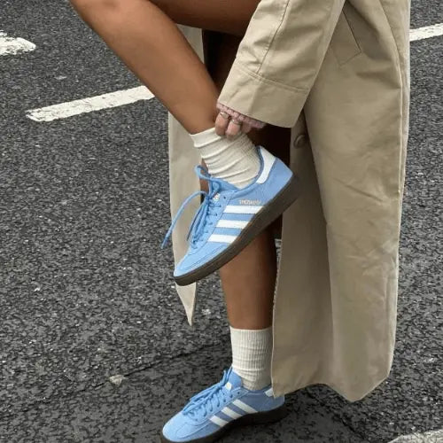 La Adidas Handball Spezial Light Blue aux pieds d'une modèle.