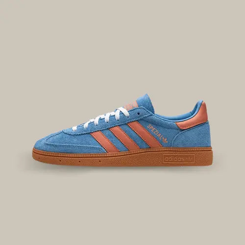 La Adidas Handball Spezial Light Blue Wonder Clay vue de côté avec son coloris bleu et ses trois bandes en cuir orangée accordées au heel tab.