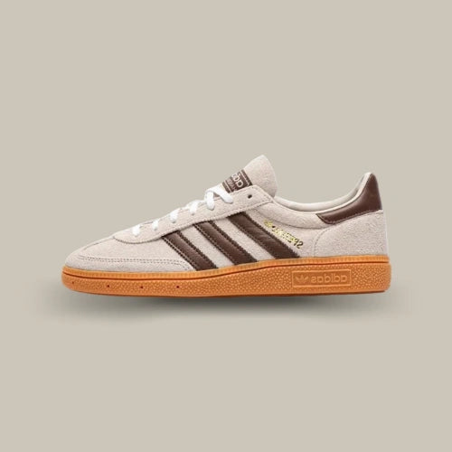 Adidas Handball Spezial Off-White Earth Strata Gum crème et marron avec semelle gomme – vue de profil. Disponible sur Offsneakz.
