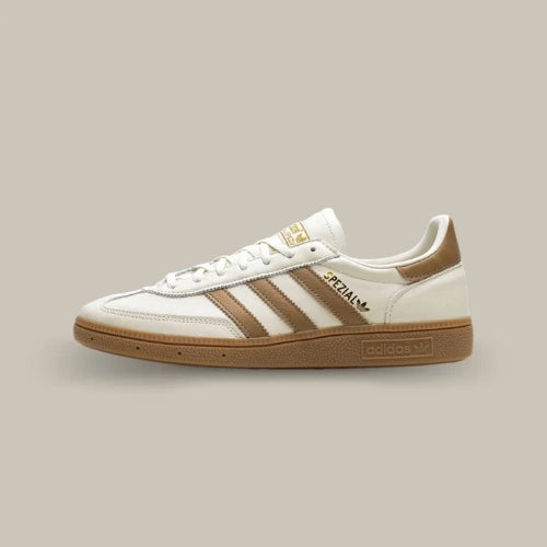 Adidas Handball Spezial Off White Gum blanche et beige avec 3-Stripes Cardboard, inscription Spezial dorée et semelle gomme, vue de profil – disponible sur OFFSNEAKZ.