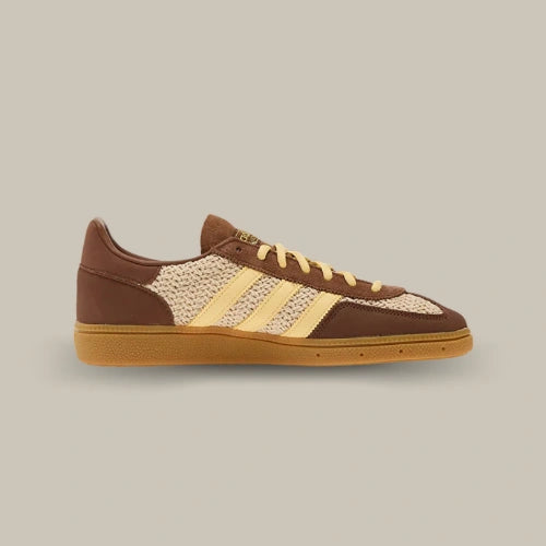 Adidas Handball Spezial Preloved Brown Orange Tint Gum – sneaker marron vue de profil intérieur. Disponible sur Offsneakz.