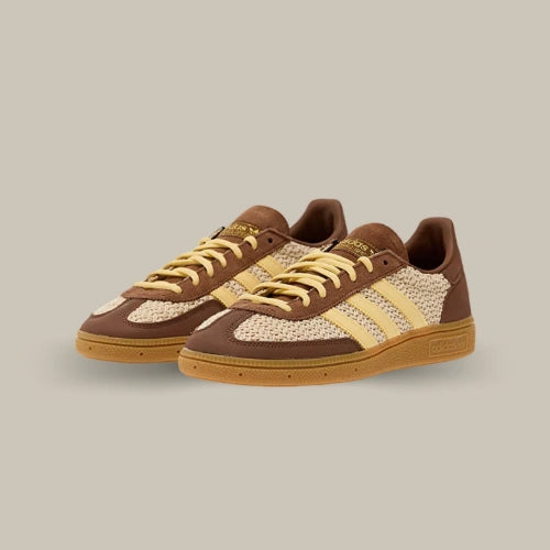 Adidas Handball Spezial Preloved Brown Orange Tint Gum marron et beige – vue de trois quarts. Disponible sur Offsneakz.