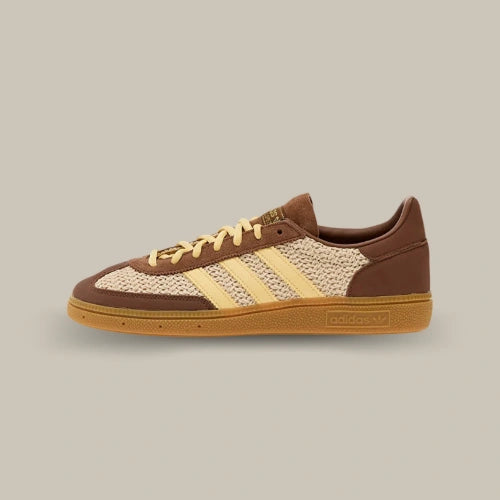 1. Adidas Handball Spezial Preloved Brown Orange Tint Gum – profil avec trois bandes jaune crème. Disponible sur Offsneakz.