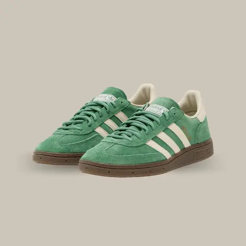 La Adidas Handball Spezial Preloved Green White possède une base en daim vert avec les trois bandes blanches accordées au heel tab. On retrouve le branding "Spezial" doré sur les flancs et l'incontournable semelle en gomme de caoutchouc.