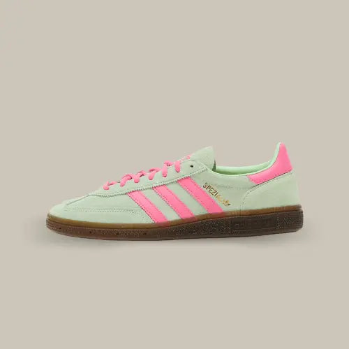 La Adidas Handball Spezial Semi Green Spark de côté avec sa base menthe et ses trois bandes de couleur rose accordé aux lacets et au heel tab. On retrouve la semelle en gomme de caoutchouc.