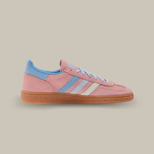 La Adidas Handball Spezial Semi Rose Spark vue de côté avec son daim rose et ses trois bandes de couleurs blanches et bleu accordées au heel tab, aux lacets et au branding.