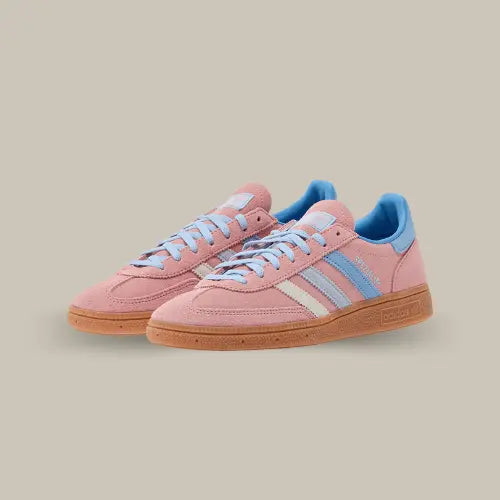 La Adidas Handball Spezial Semi Rose Spark possède une base en daim rose avec les trois bandes de couleurs blanches et bleu accordées au heel tab, aux lacets et au branding. On retrouve la semelle en gomme de caoutchouc comportant le logo Adidas qui vient parfaire cette magnifique Spezial rose.