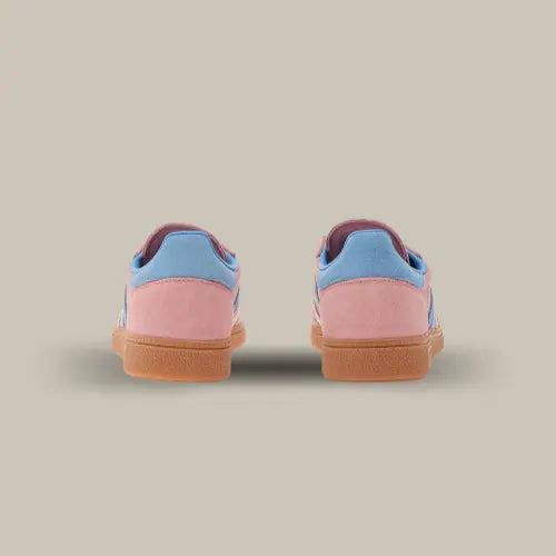 L'arrière de la Adidas Handball Spezial Semi Rose Spark avec son daim rose et son heel tab bleu.