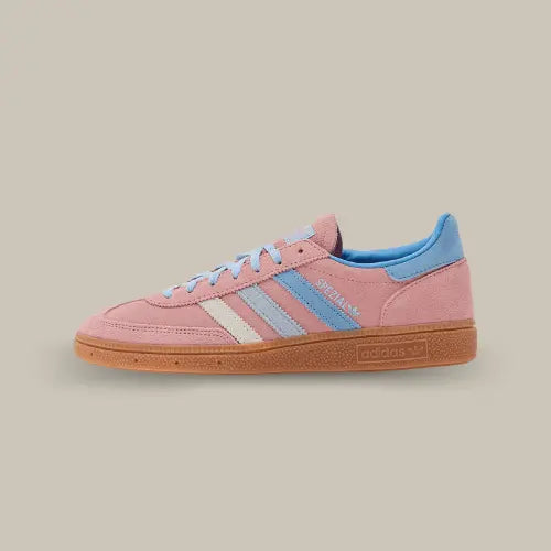 La Adidas Handball Spezial Semi Rose Spark vue de côté avec son daim rose et ses trois bandes de couleurs blanches et bleu accordées au heel tab, aux lacets et au branding.