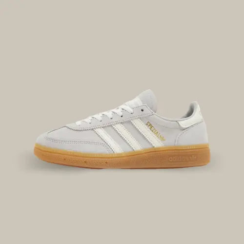 La Adidas Handball Spezial Wonder White vue de côté avec sa base en nubuck crème avec ses trois bandes blanches en cuir blanc.