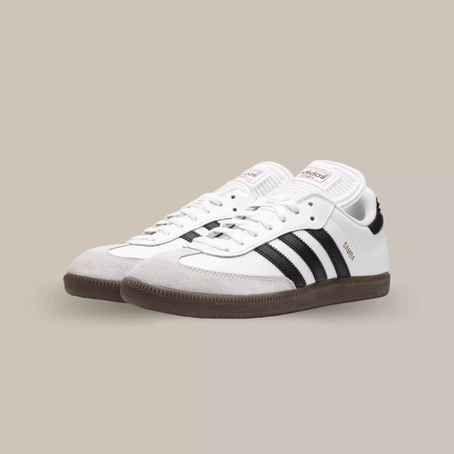 La Adidas Samba Classic White présente une base en cuir blanc complétée par du suède gris. On retrouve les trois bandes en cuir noir accompagnée par une semelle en gomme.