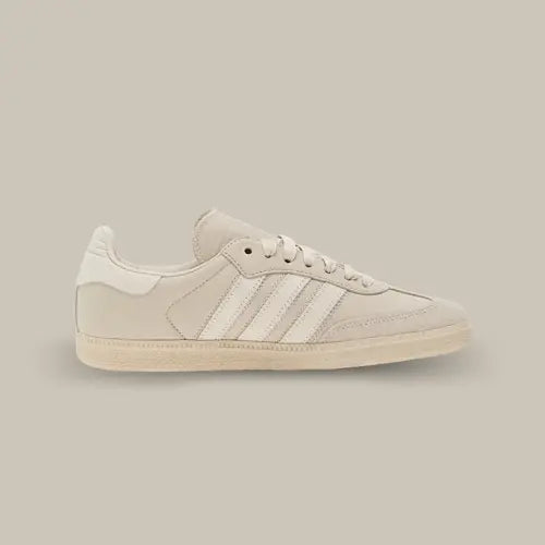 Profil intérieur de la Adidas Samba Humanrace Cloud White avec finitions premium et silhouette basse emblématique, disponible sur Offsneakz.
