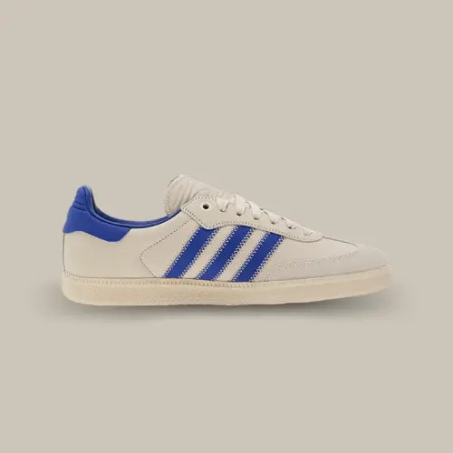 Profil intérieur de la Adidas Samba Humanrace Navy Aluminum avec bandes bleues iconiques et semelle gomme, disponible sur Offsneakz.