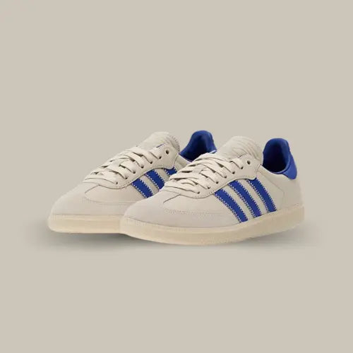 Adidas Samba Humanrace Navy Aluminum en suède crème avec bandes bleu cobalt, vue de trois quarts, disponible sur Offsneakz.