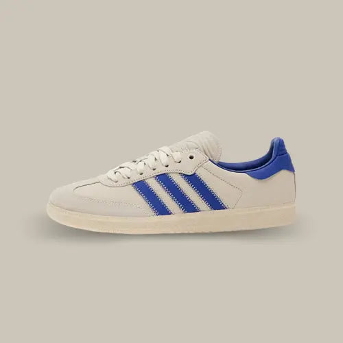 Profil extérieur de la Adidas Samba Humanrace Navy Aluminum en suède crème et détails bleu cobalt, disponible sur Offsneakz.