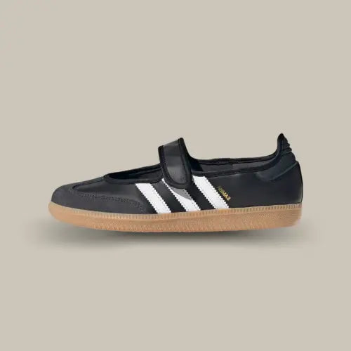 Adidas Samba Jane Black White Gum vue latérale extérieure avec strap sur Offsneakz