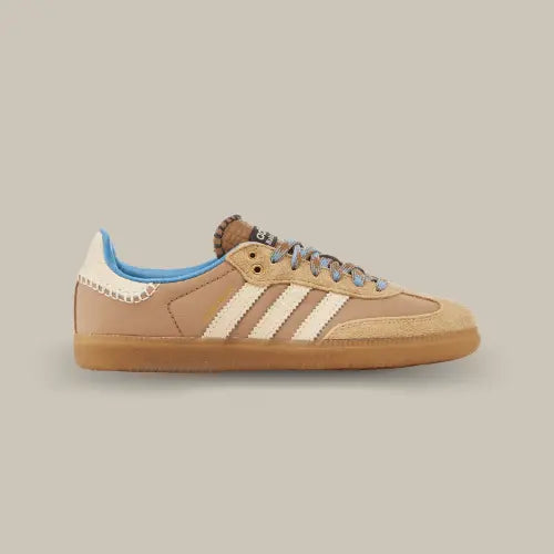 La Adidas Samba Nylon Wales Bonner Desert White de côté avec son cuir marron et ses trois bandes blanches accordées au heel tab.