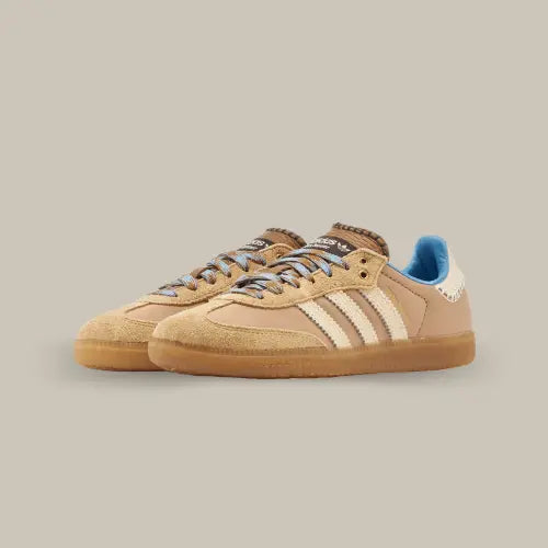 La Adidas Samba Nylon Wales Bonner Desert White possède une base en cuir brun avec des empiècements en daim ton sur ton au niveau du mudguard et des lacets. On retrouve les trois bandes blanches avec de magnifiques finitions accordées au heel tab. Une doublure de couleur bleu vient contraster cette paire de basket raffinée et élégante.