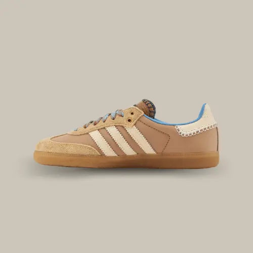 La Adidas Samba Nylon Wales Bonner Desert White de côté avec son cuir marron et ses trois bandes blanches accordées au heel tab.