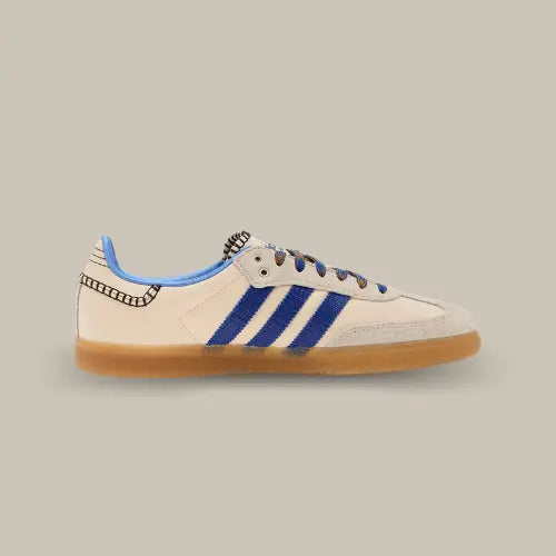 La Adidas Samba Nylon Wales Bonner Wonder Clay Royal vue de côté avec sa base blanc cassé et ses trois bandes bleu.
