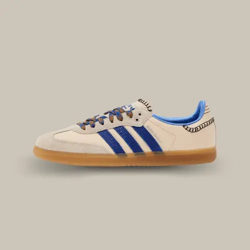 La Adidas Samba Nylon Wales Bonner Wonder Clay Royal vue de côté avec sa base blanc cassé et ses trois bandes bleu.