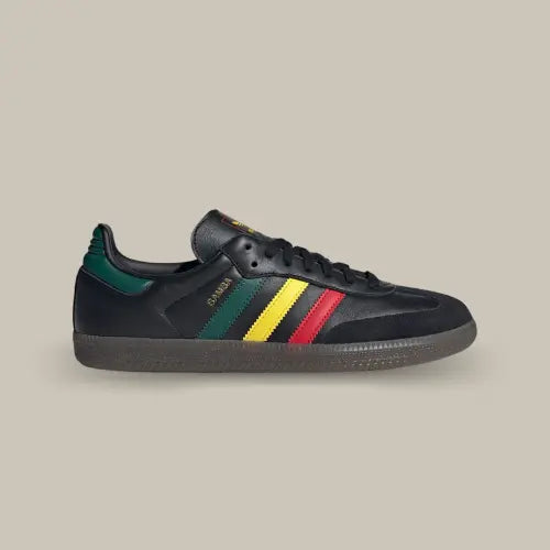 La Adidas Samba OG Black Rasta vue de côté avec sa tige en cuir noir, ses trois bandes de couleur rouge, jaune et vert, son heel tab de couleur vert et le logo samba en doré.